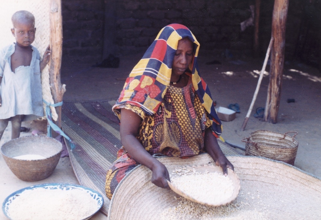 Une femme kanembou en train de tamiser du grain